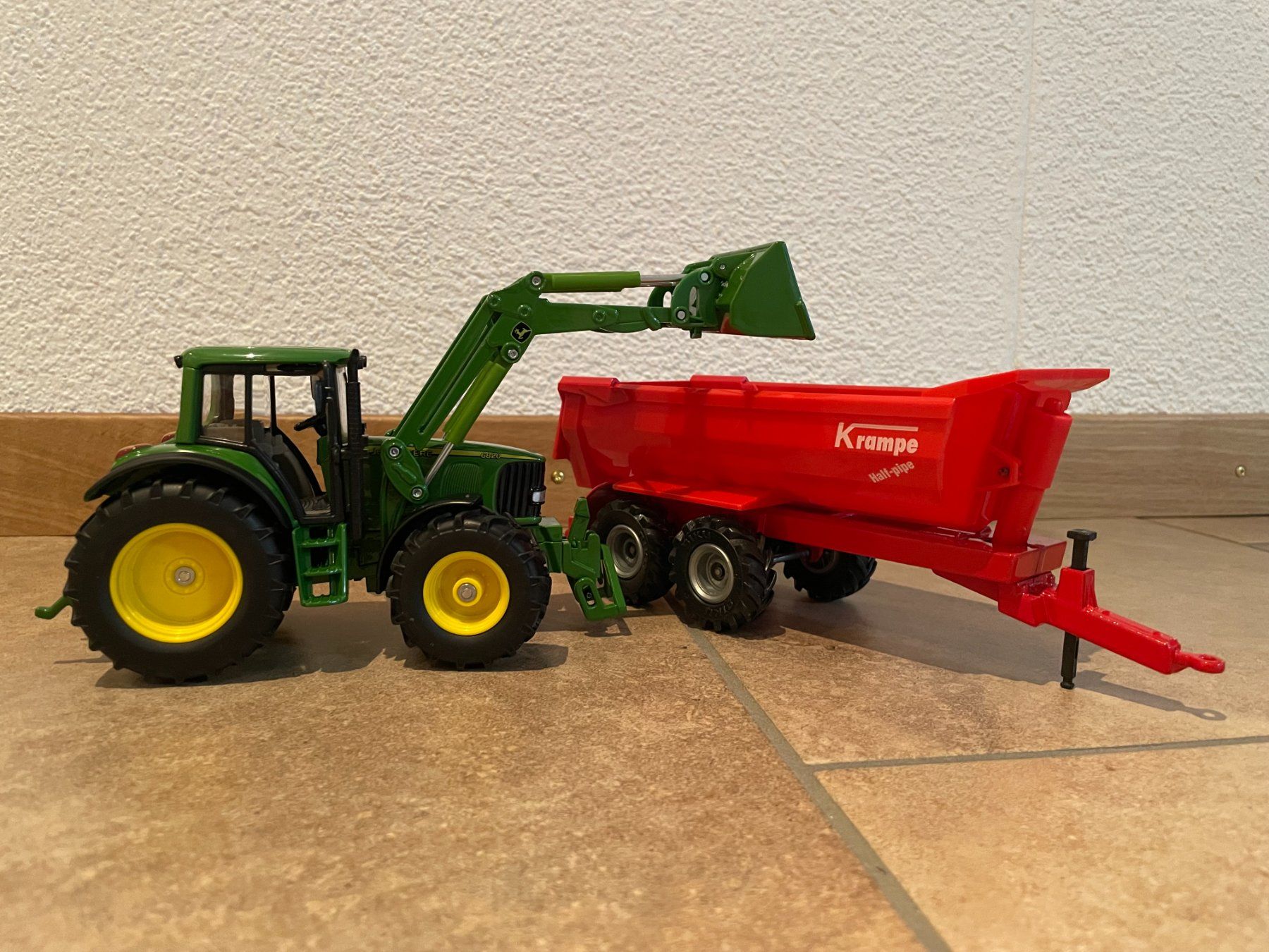 John Deere Trattori: SIKU John Deere mit Krampekipper – Nuovo e nell'imballaggio originale da Kreuzlingen venduto da Stefan1150 2