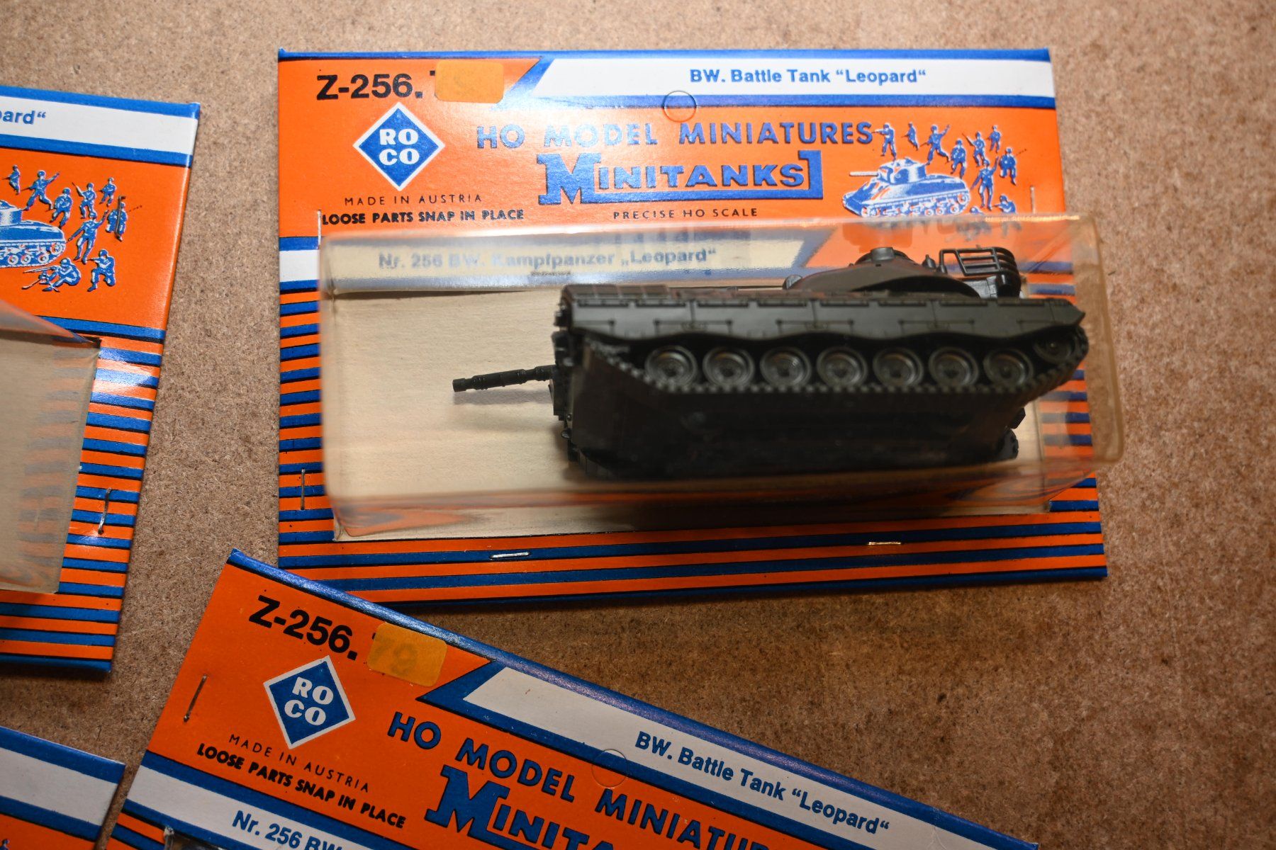 Roco Modellini di ferrovie: ROCO Minitanks BW Kampfpanzer Leopard Z-256 4 Stk. – Usato da Laupen ZH venduto da Zmoewe 2