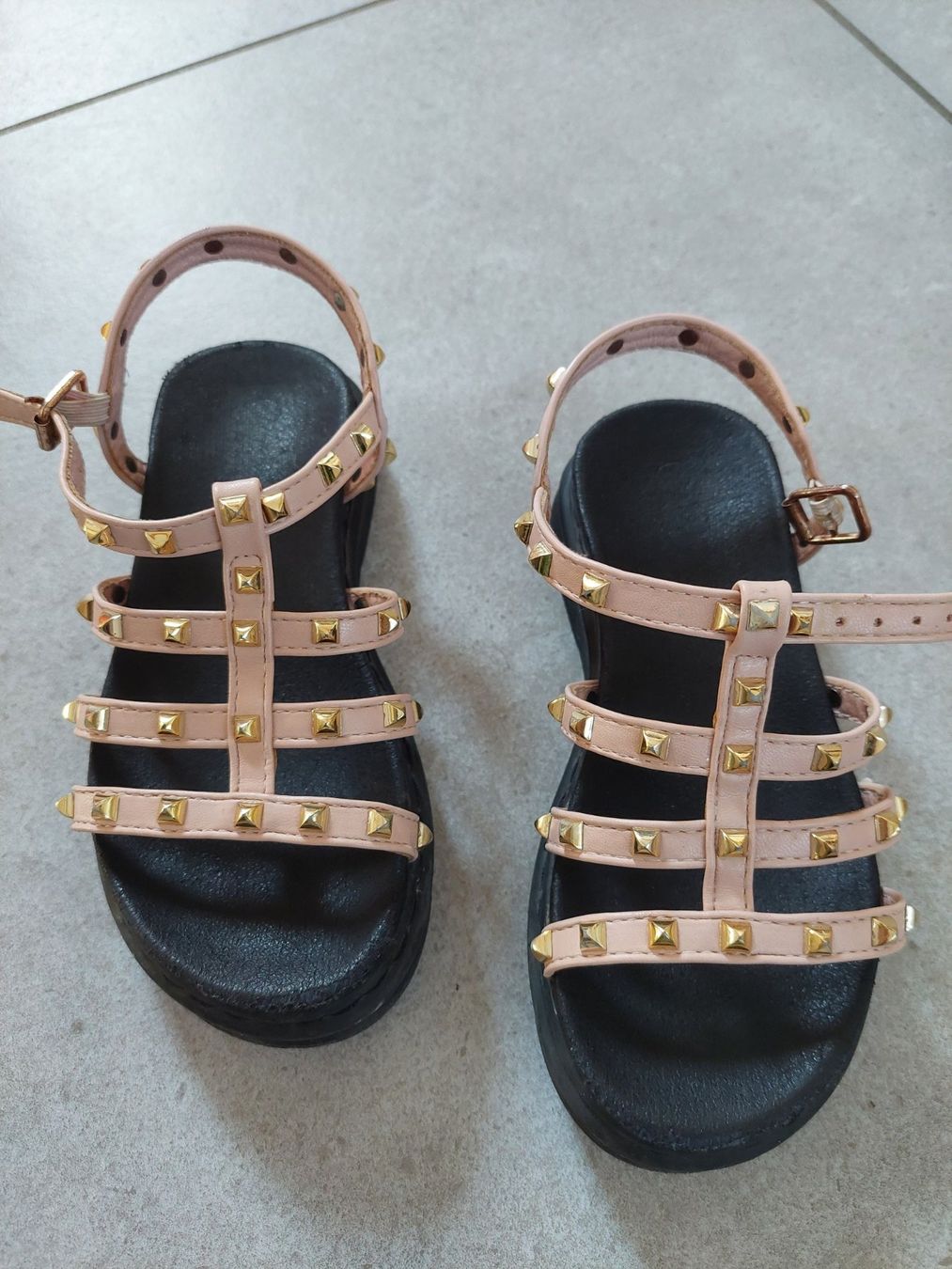 Schuhe für Mädchen: Très jolies sandalettes, taille 29-30 – Gebraucht aus Tramelan von yok-yok
