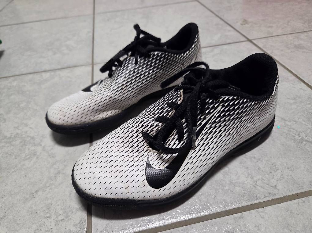 Scarpe per ragazzi: Hallenschuhe Nike Grösse 38.5 – Usato da Goldach venduto da ladybird75 1