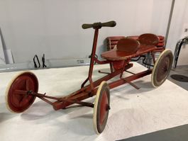 Ancien quadricycle à pédales pour deux enfants – Vintage 
