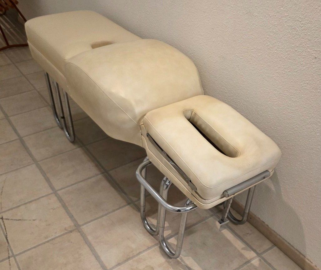 Liegen & Liegestühle: Älterer Massageliege / Behandlungsliege Lederauflage – Gebraucht aus Flums von Flumsantik