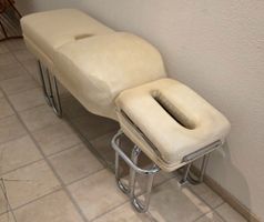 Älterer Massageliege / Behandlungsliege Lederauflage