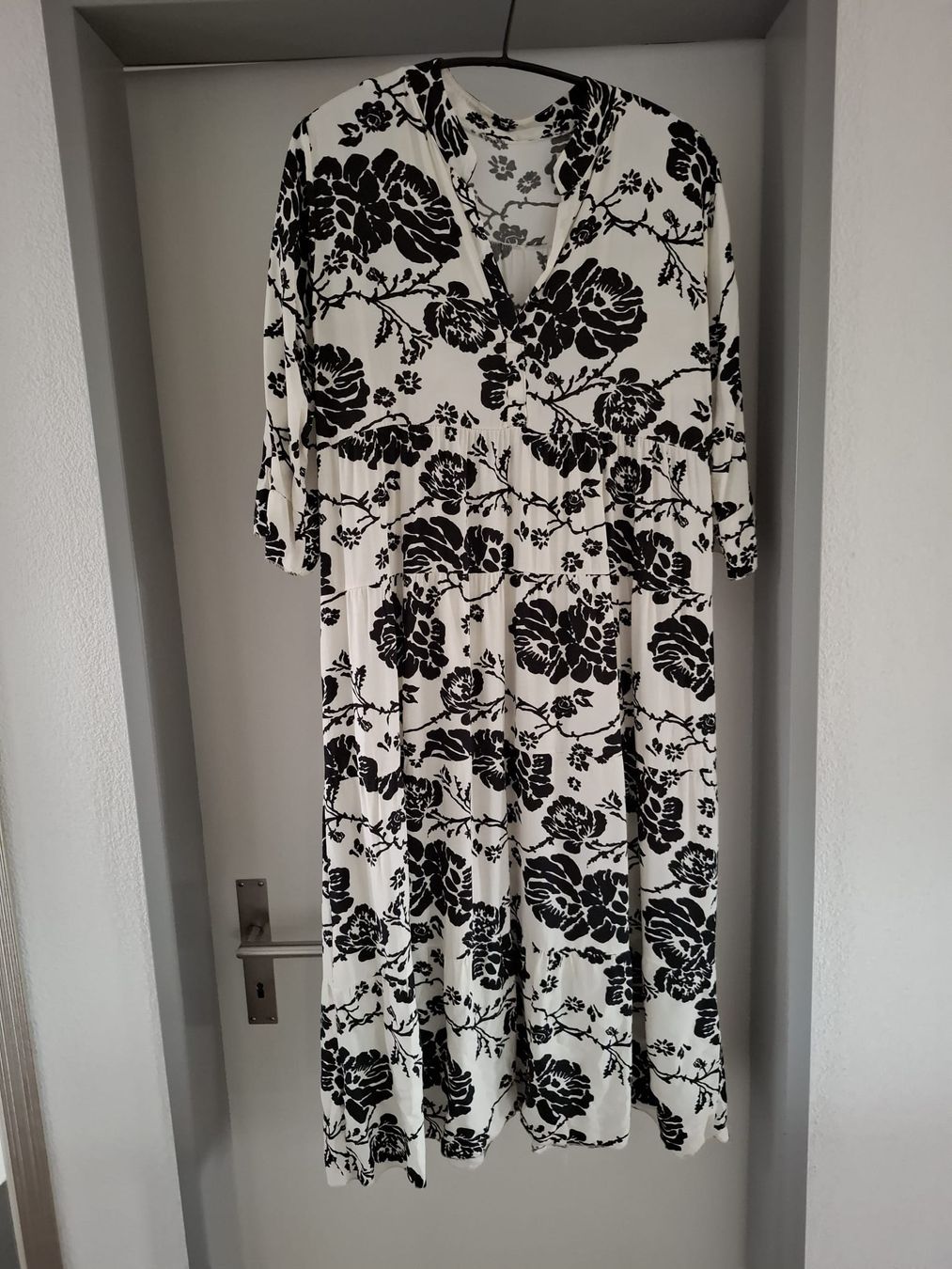 Vestiti: Sommerliches Midikleid mit Blumenmuster, Grösse M – Nuovo (secondo la descrizione) da Möriken AG venduto da Ubaumi