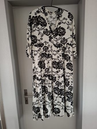 Sommerliches Midikleid mit Blumenmuster, Grösse M