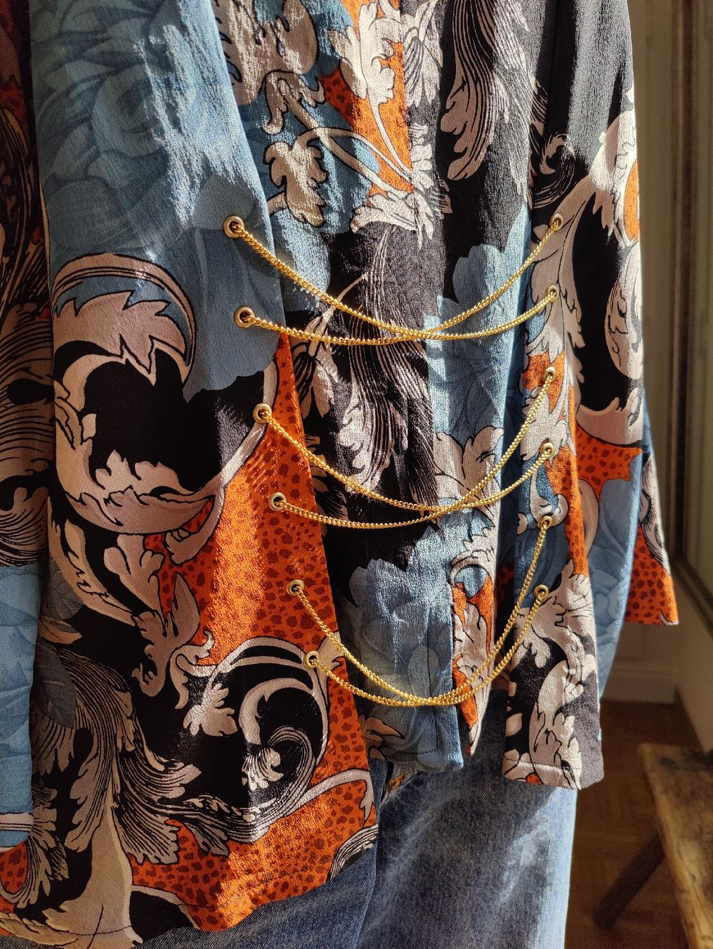 Chemisiers: Vintage Pure Silk Patterned Blouse with Chains – D'occasion à La Tour-de-Peilz par dAutrefois 3