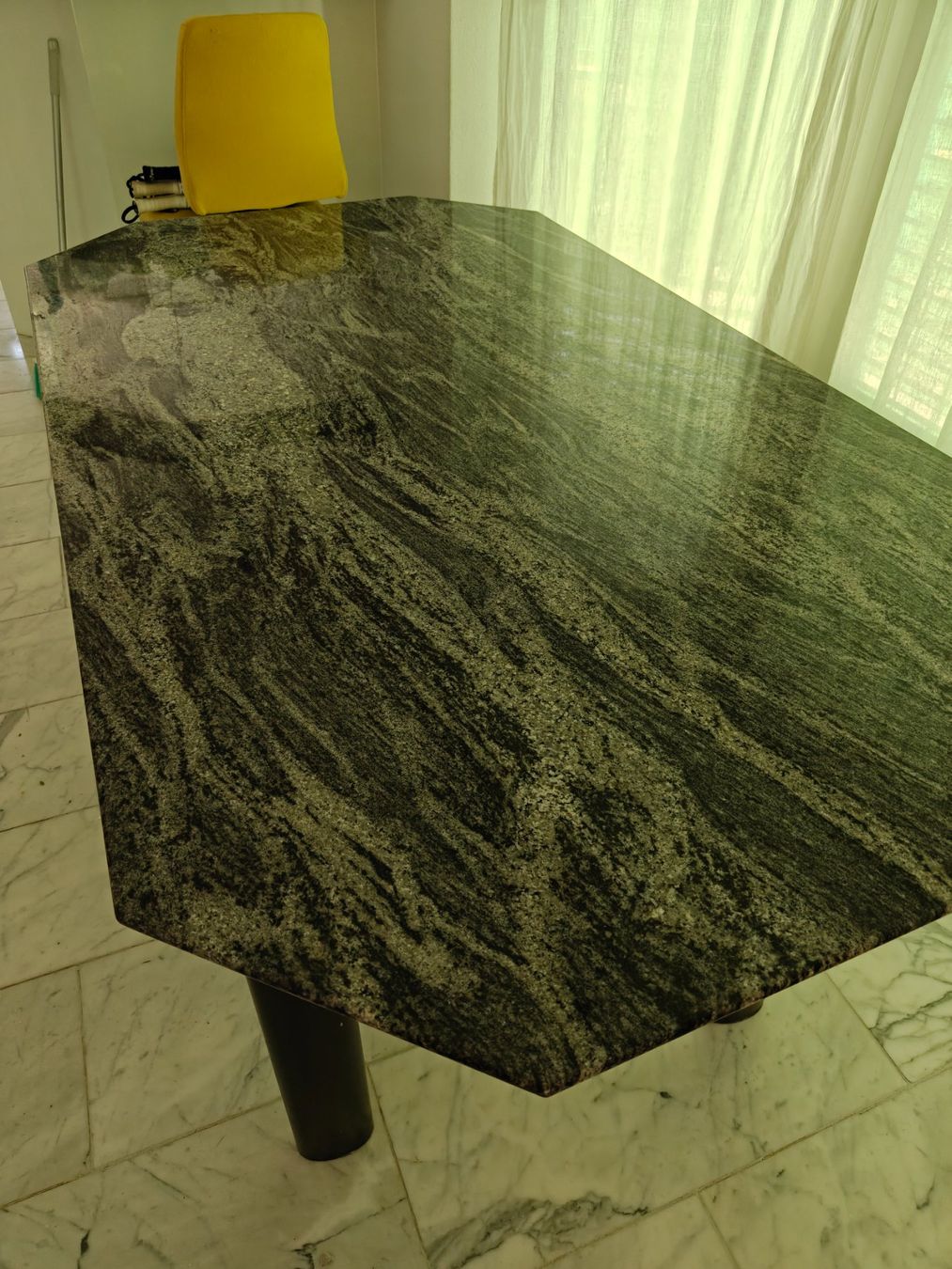 Tische: Massiver Granittisch – Gebraucht aus Fehraltorf von Cramora 2