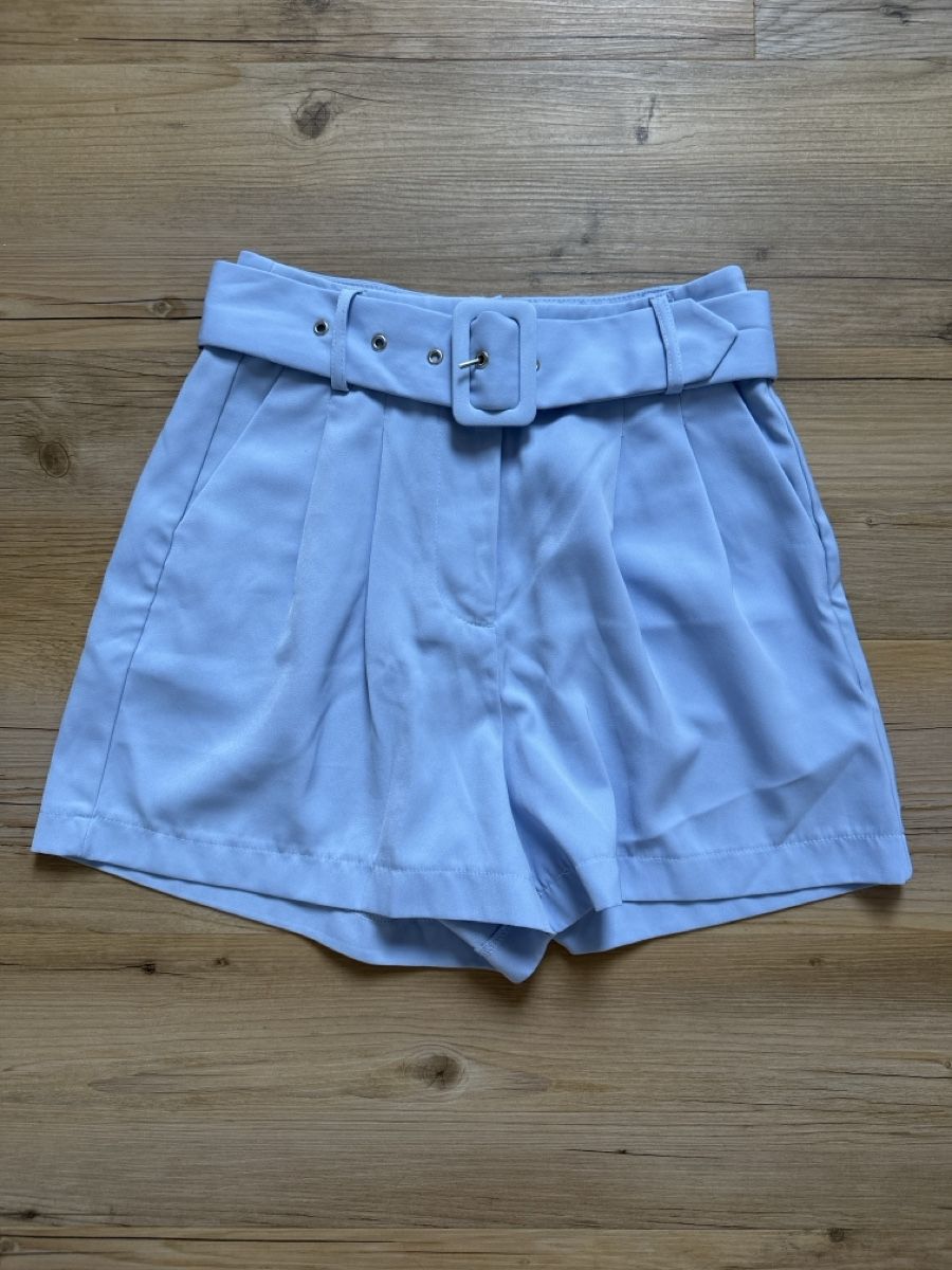 Pantaloni: AMISU Damen Shorts Grösse 34 hellblau mit Gürtel – Usato da Buchs AG venduto da Dasmusstduhaben