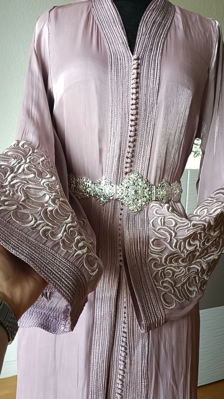 Vestiti: Robe caftan   violette taille M neuf  – Nuovo e nell'imballaggio originale da La Chaux-de-Fonds venduto da Luxary.25cachmirepro