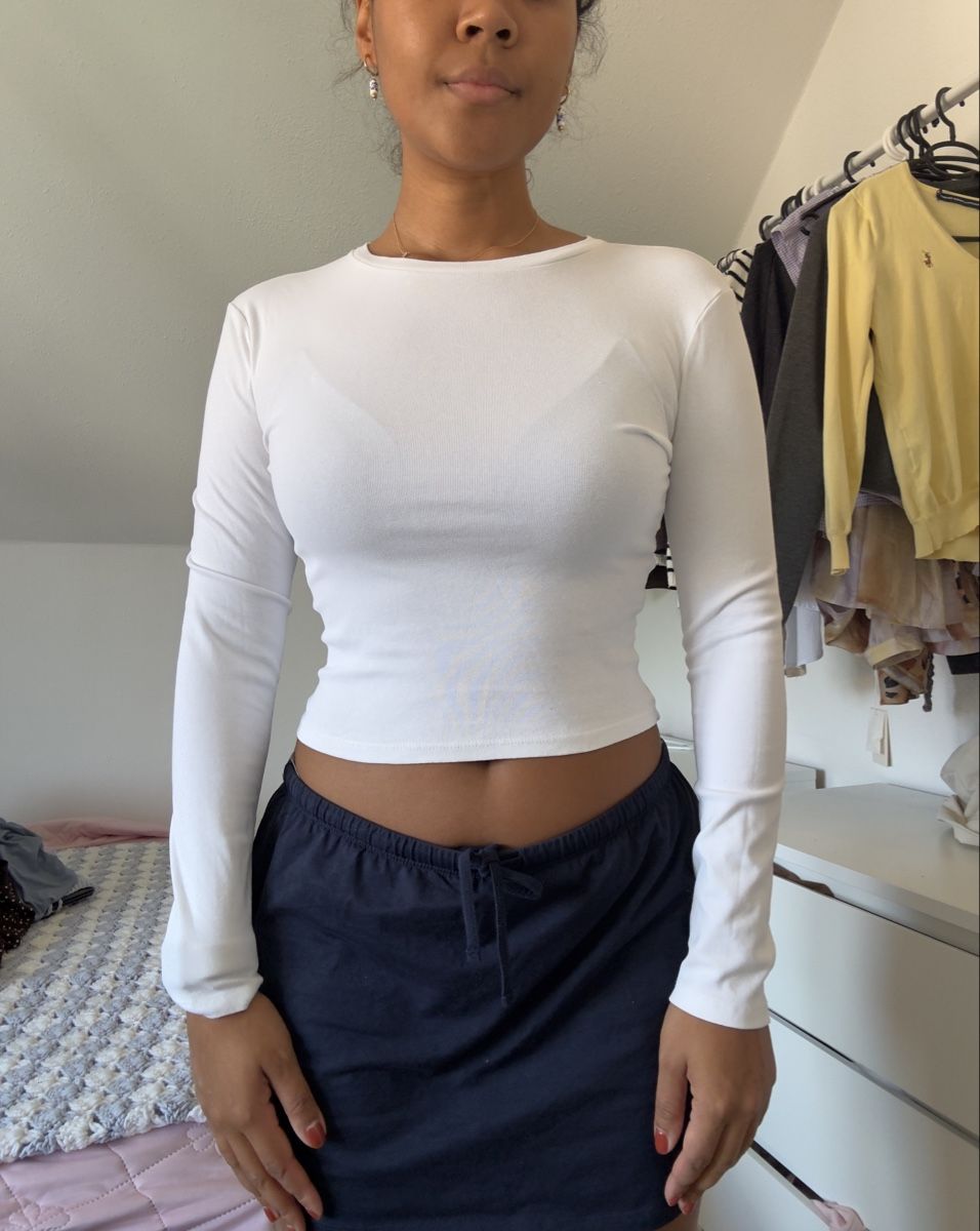 Pull&Bear Top: Langarmshirt weiss Crop Top – Usato da Winterthur venduto da Flomiverse 3