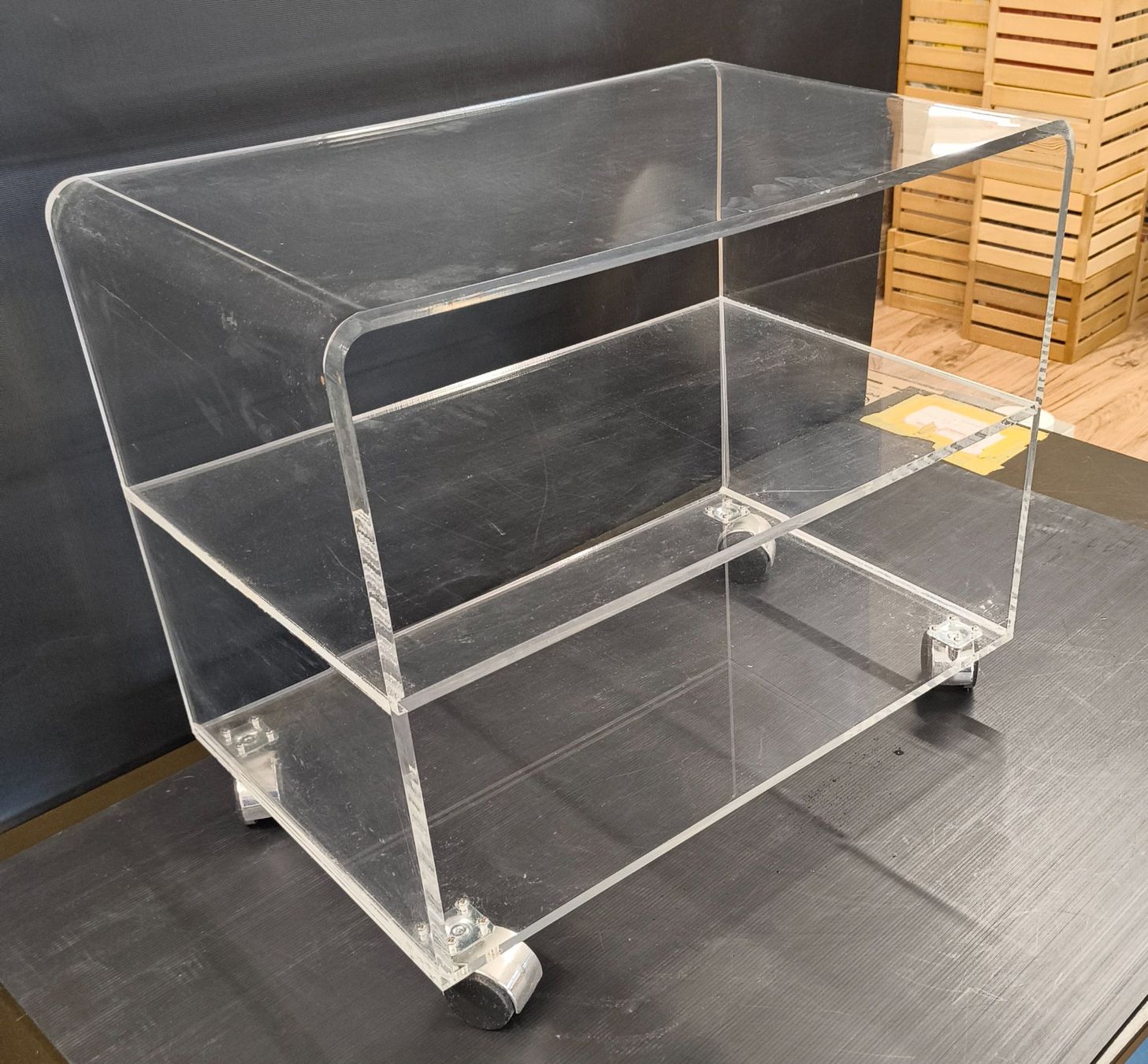 Mobili TV: TV Möbel mit Rollen aus Plexiglas – Usato da Basel venduto da bk_brockibasel