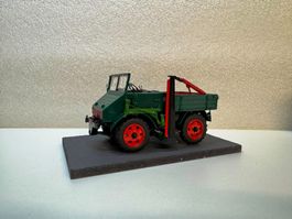 Mercedes-Benz Unimog 2010 mit Messerbalken, Grün