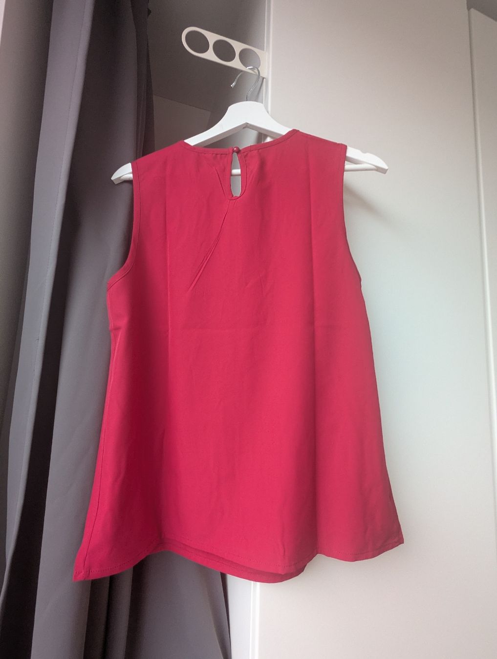 Top: Berry Red Sleeveless Top - Size M – Nuovo (secondo la descrizione) da Dietikon venduto da ste_x7tj 1