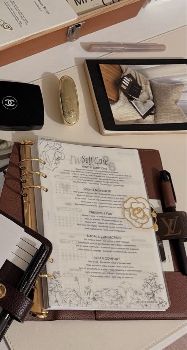 Autres collections & raretés: Chanel camellia bookmark – Neuf avec emballage d'origine à Chur par fsc.7wcp 3