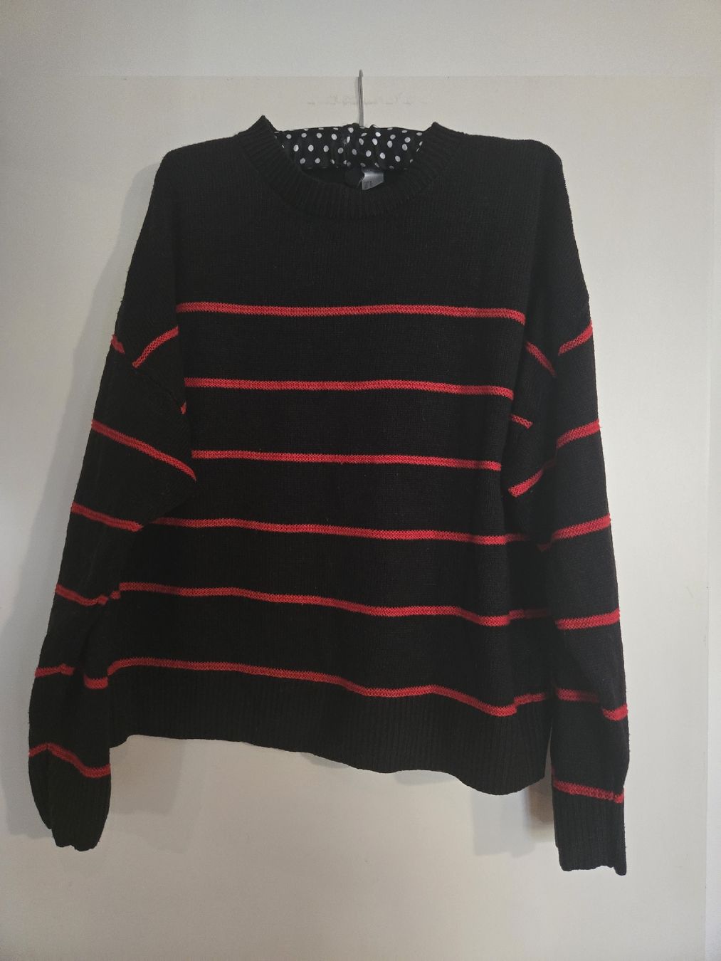 H&M Maglioni & Felpe: Winter-Pulli von H&M, Grösse M, schwarz-rot gestreift – Usato da Dübendorf venduto da Timulka