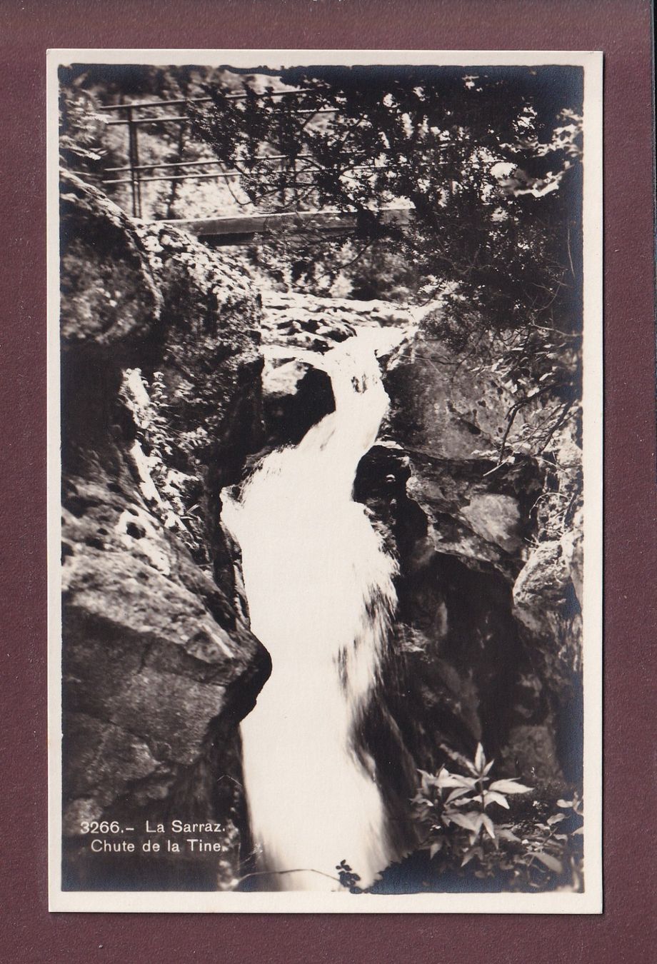 Cartoline postali: LA SARRAZ - Chute de la Tine – Usato da Pully venduto da nicecards