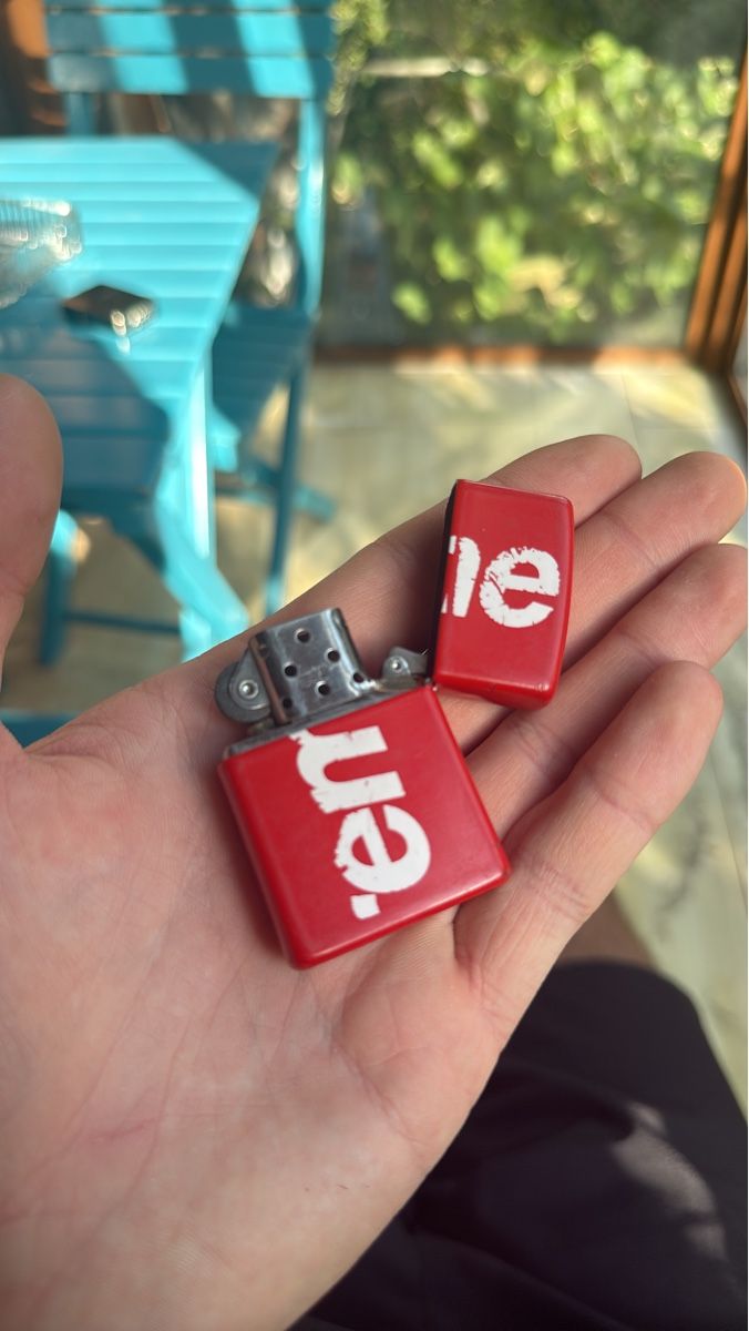 Zippo Feuerzeuge: Feuerzeug Supreme rot gebraucht – Gebraucht aus Spiez von Elektrik-und-co