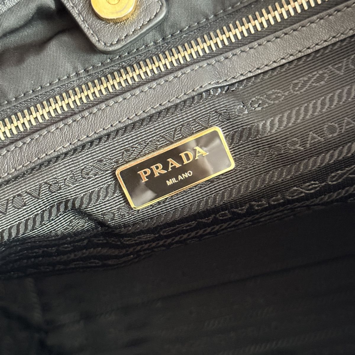Prada Borse da donna: Prada Black Nylon Tessuto Tote Bag 2way – Usato da Geneve venduto da DarlingVintage 7