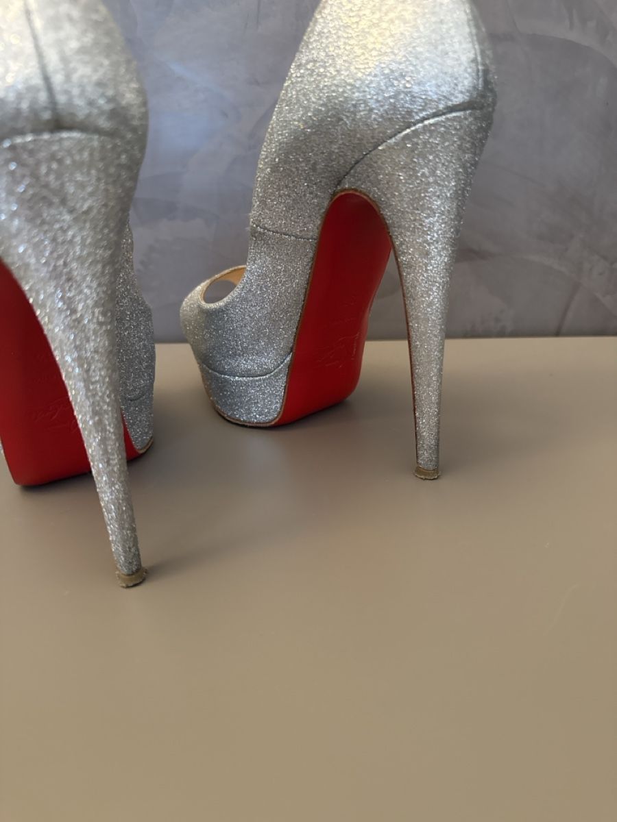 Christian Louboutin Damenschuhe: Silver Glitter Peep Toe Heels Size 36.5 – Gebraucht aus Lugano von og4_h9b8 1