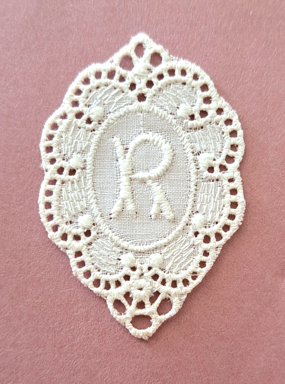 Tessuti: " R " Monogramme dentelle de coton ancienne à coudre – Nuovo (secondo la descrizione) da Hauterive NE venduto da ali_vintage