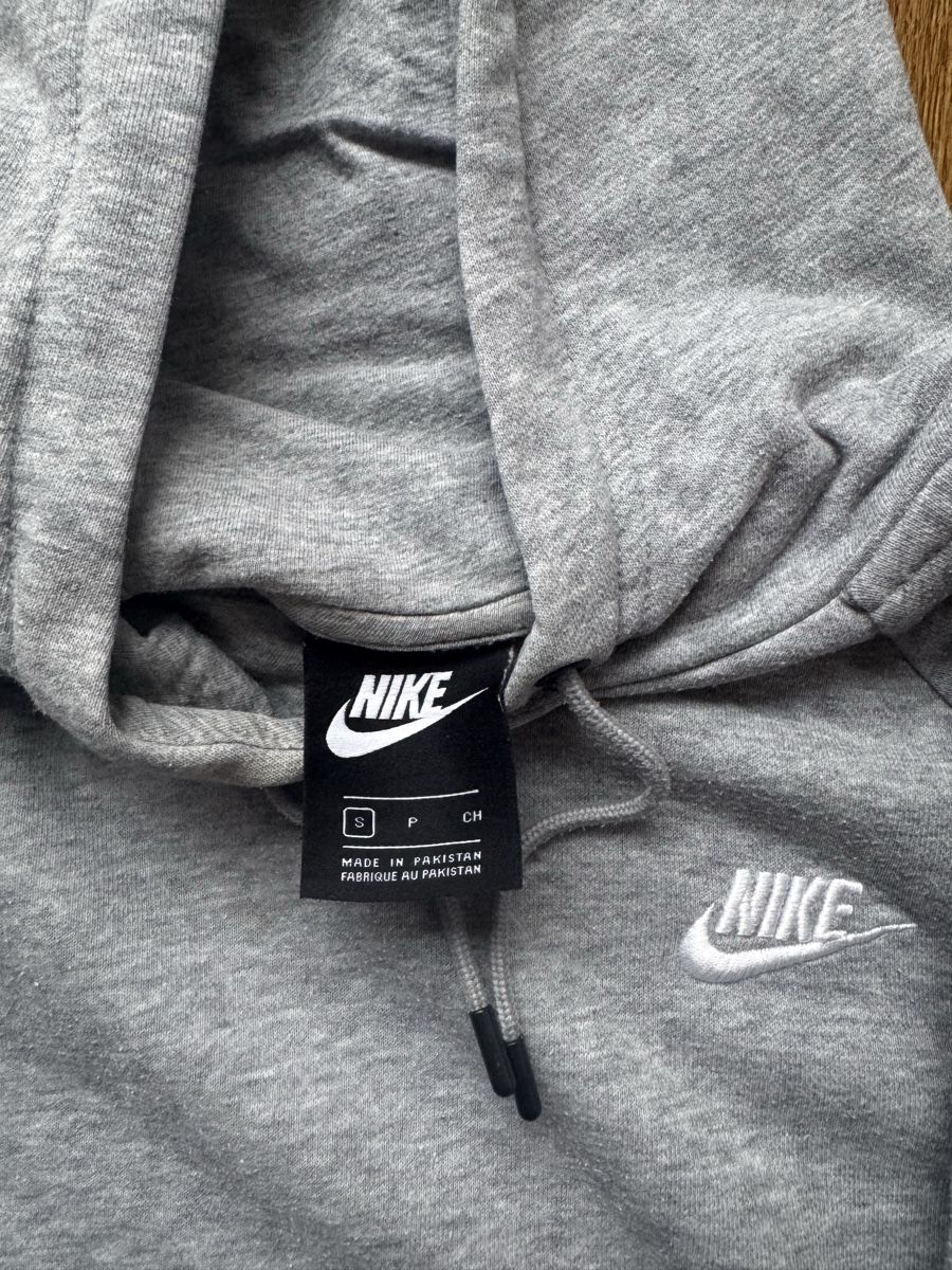 Nike Pullover & Sweatshirts: Nike Hoodie Grau, Grösse S – Gebraucht aus Rorschach von 5TORO5 2