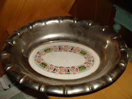 Antike ovale Metallschüssel mit Porzellanboden Blumenmuster