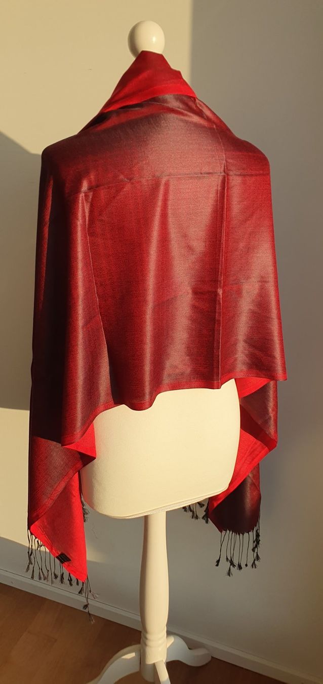 Foulard & Sciarpe: Schal bordeauxrot silk-touch Neu 165x67cm – Nuovo e nell'imballaggio originale da Stansstad venduto da InStyle8 4