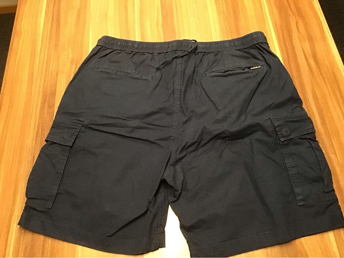 Quiksilver Pantaloni: Quiksilver Cargo-Shorts XXL Farbe Navy – Usato da Grabs venduto da ema1991 1