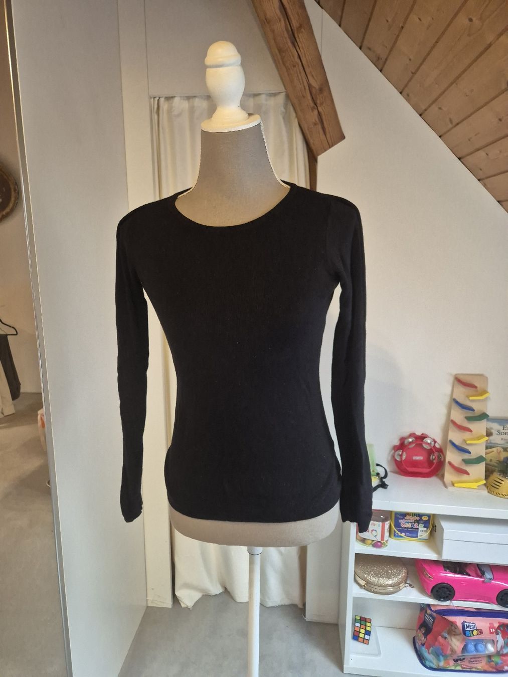 Maglioni & Felpe: Damen leichte Pulli gerippt schwarz Rundhals Chicorée  – Usato da Zürich venduto da Drago670