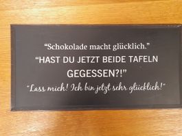 Witzige Wandtafel "Schokolade macht glücklich!"
