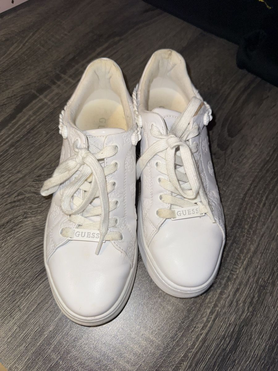 Guess Damenschuhe: Weisse Guess Sneaker Gr. 38 – Gebraucht aus Grüsch von s135 1