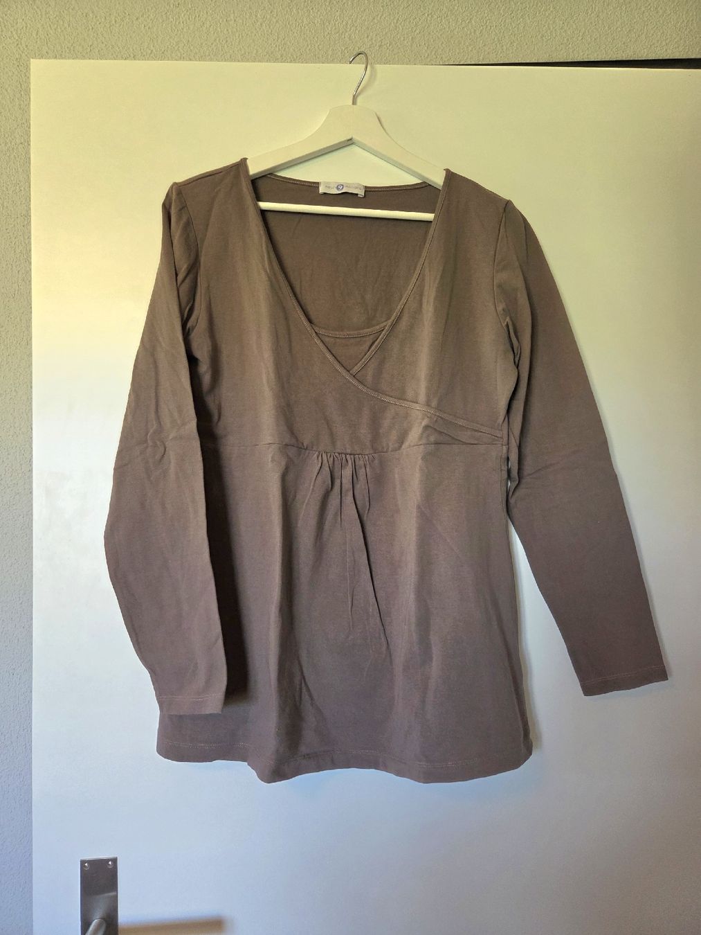 Tops: Braunes Langarmshirt Umstandsshirt, Gr. 40/42 – Gebraucht aus Pfäffikon ZH von salix92