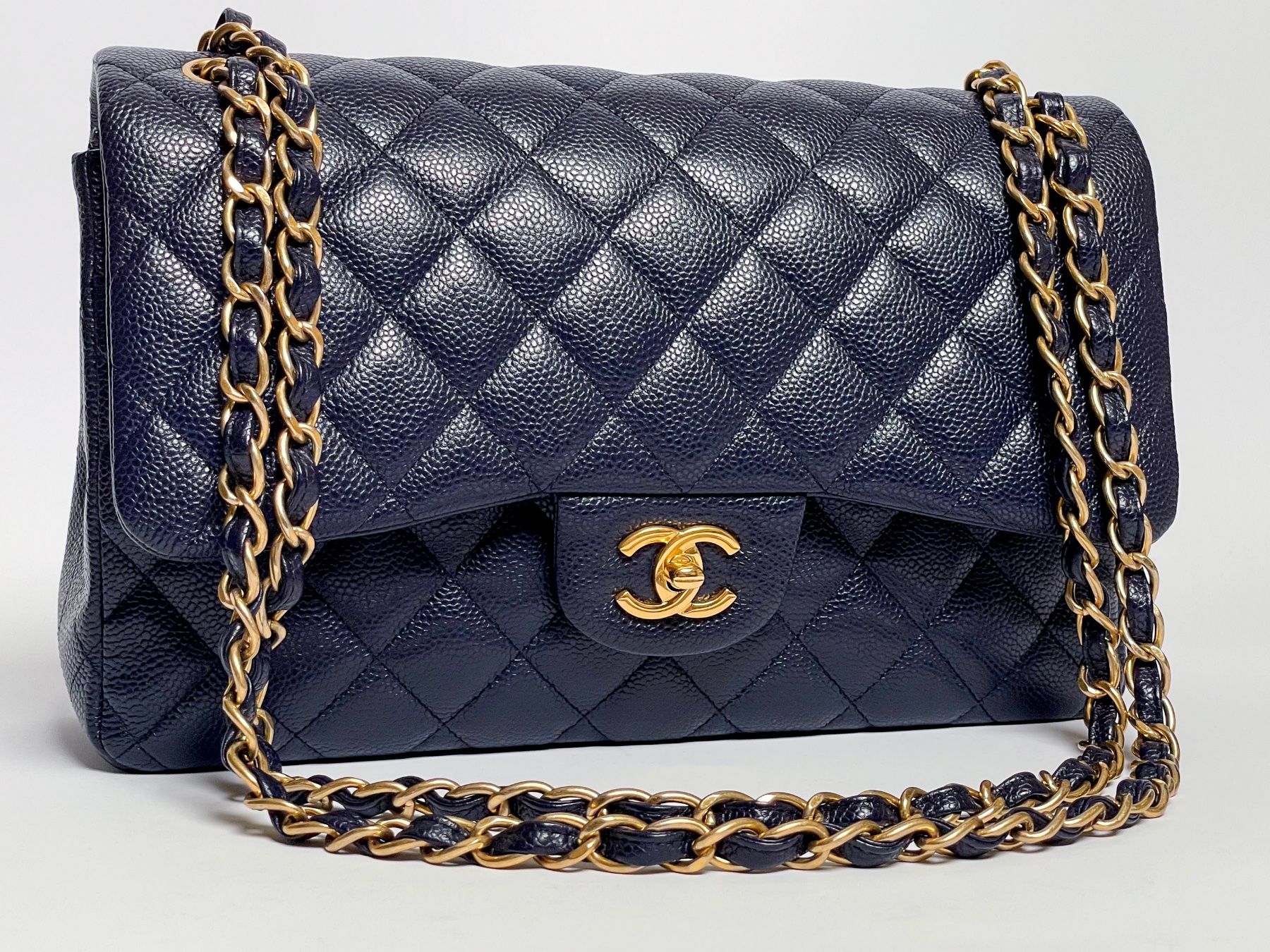 Chanel Taschen für Damen: CHANEL Navy Blue Quilted Caviar Medium Classic Double Flap – Gebraucht aus Basel von cocochanel67