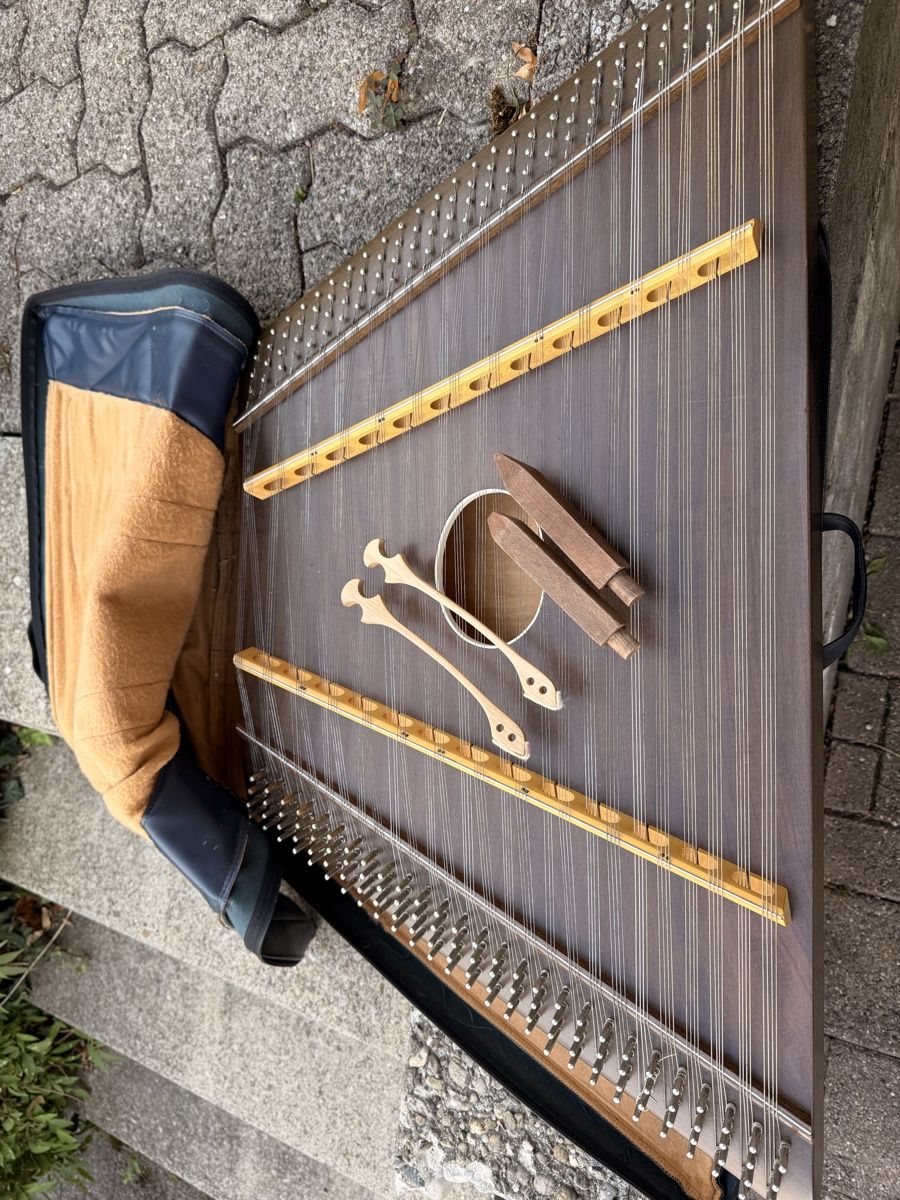 Strumenti musicali: Hackbrett gebraucht mit Zubehör und Tasche – Usato da Bubikon venduto da Ufenau 4