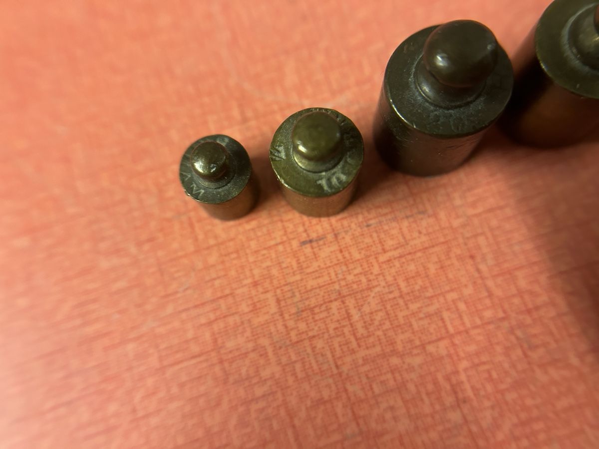 Bilance e pesi: Messing Gewichte Set alt  8 Stück. – Usato da Lanzenhäusern venduto da vic63 7