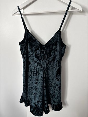 Damen Samt Jumpsuit mit Ruffle Saum Grösse S dunkelgrün neu