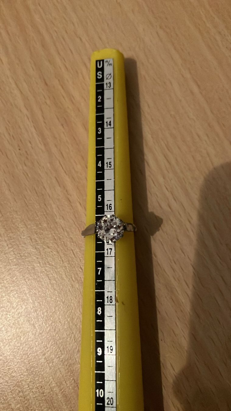 Anelli: Anello con grande strass – Usato da Melano venduto da H-Sara 1