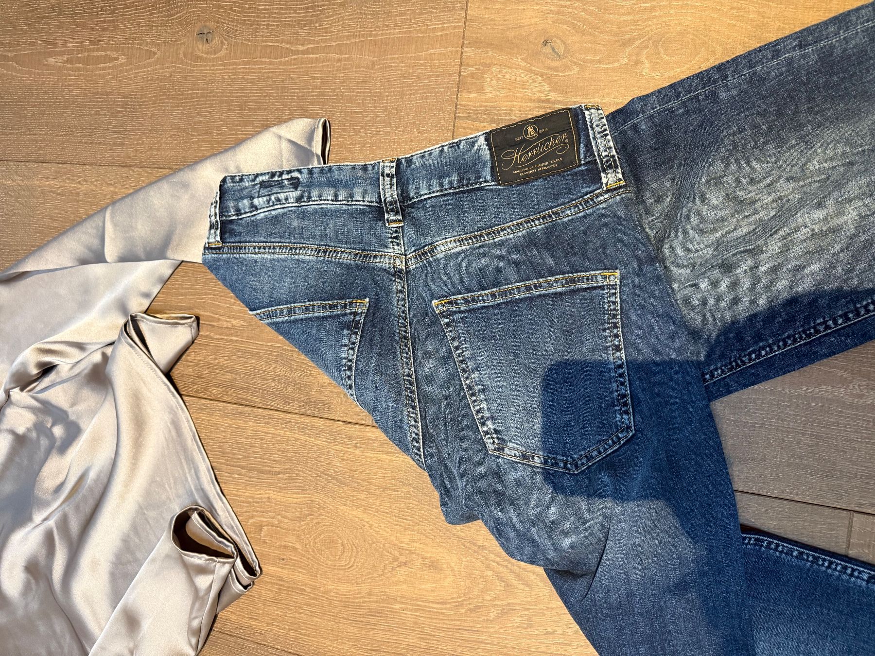 Herrlicher Lotti di vestiti: Herrlicher Jeans Gr. 34 und Bluse satin – Usato da Nussbaumen TG venduto da Purzel63 3