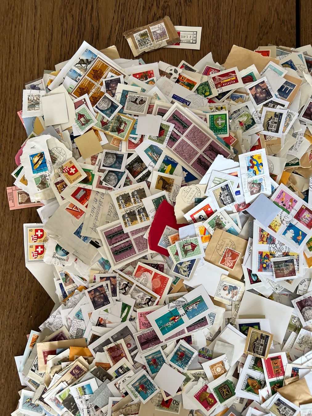 Tutti i francobolli: 4,2kg inkl. Schachtel Schweizer Briefmarkenabschnitte – Usato da Braunau venduto da Desil2511 1