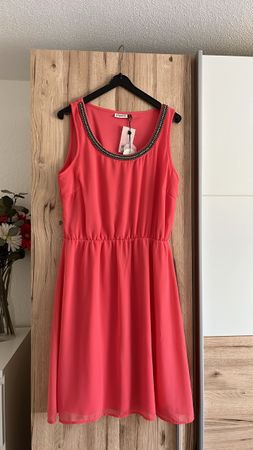 Sommerliches, korallfarbenes Kleid Grösse 38
