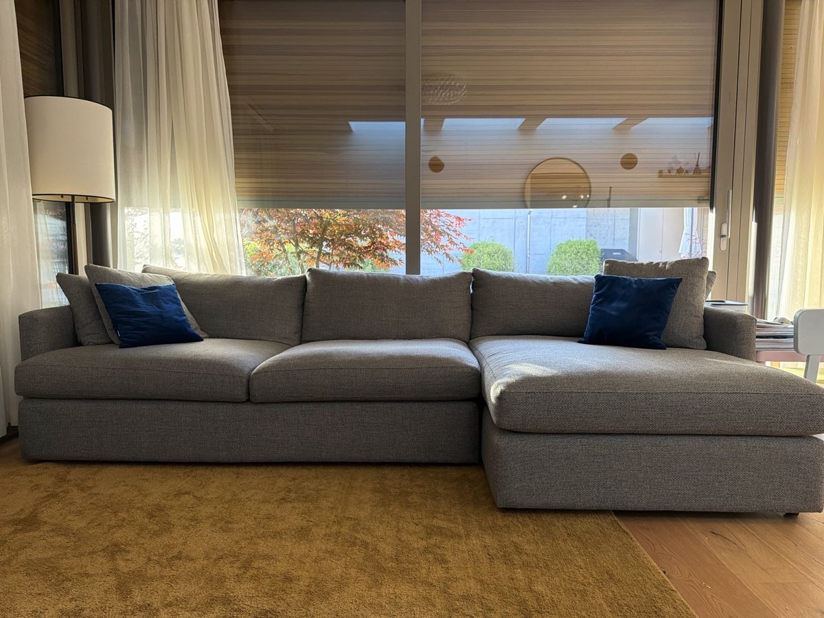Sedie a sdraio: Comfortable sectional sofa, grey, like new, spring bargain – Usato da Schwyz venduto da adbaar 2