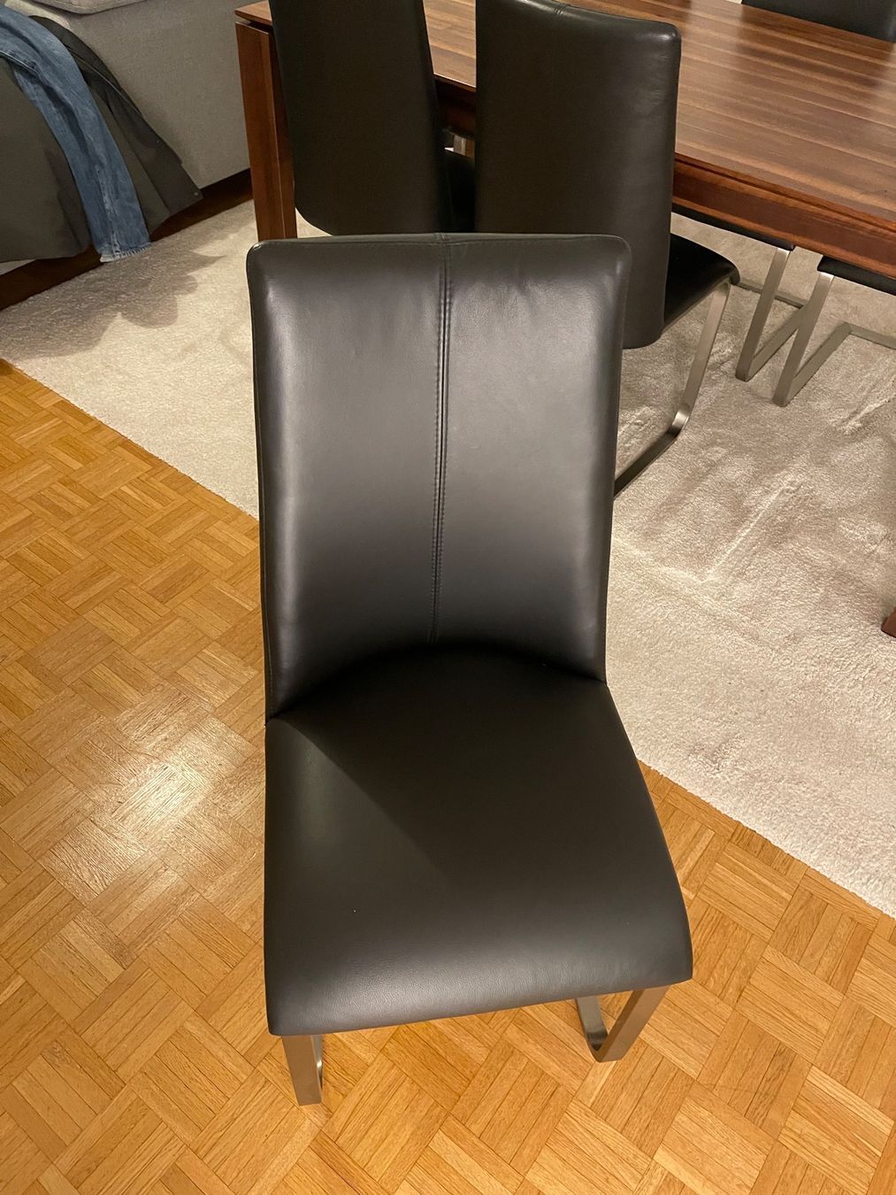 Pfister Set di tavolo e panche: Table noyer massif et chaises en cuir noir – Usato da Bogis-Bossey venduto da yob_687h 5