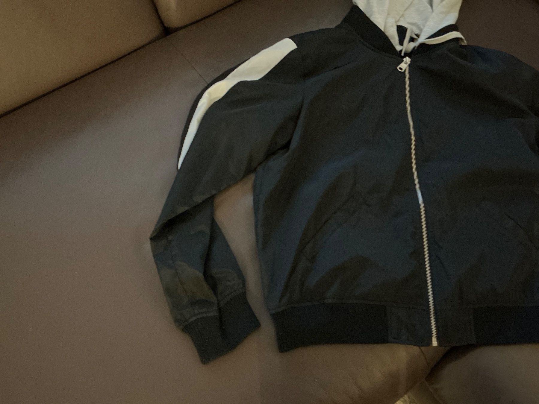 Giacche: Schwarze leichte Jacke mit Kapuze, Grösse L – Usato da Würenlos venduto da Chicca2004 2