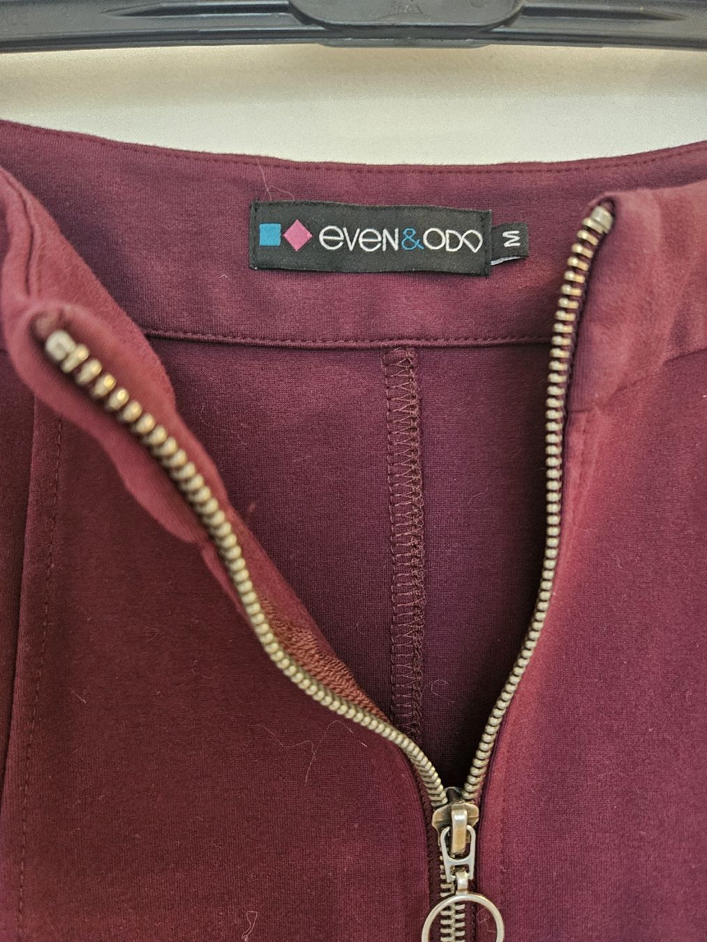 Jupes: Jupe Even&Odd bordeaux avec fermeture éclair taille M – D'occasion à Genève par chichiii 1