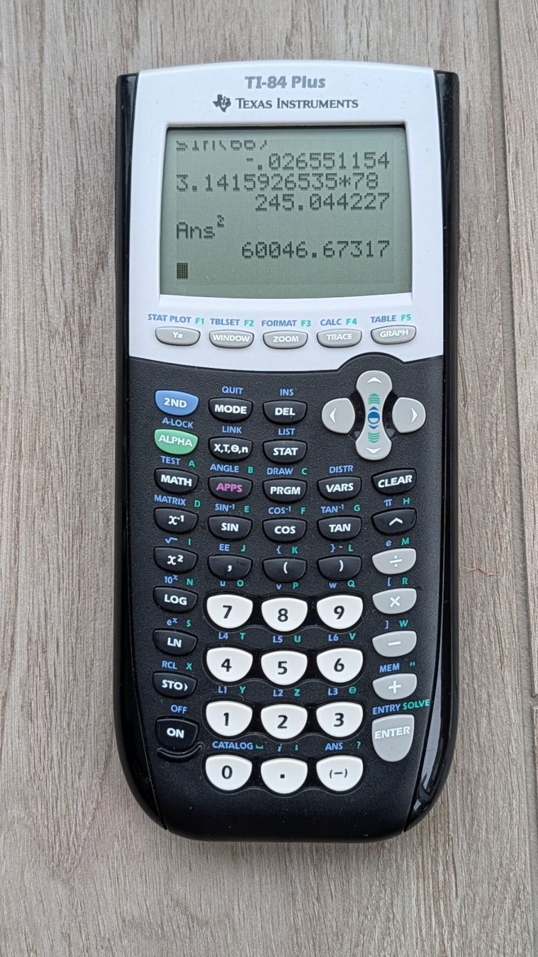Texas Instruments Calculatrices: Complete Texas Instruments TI-84 Plus Graphing Calculator – Neuf (Voir description) à Cully par tholome