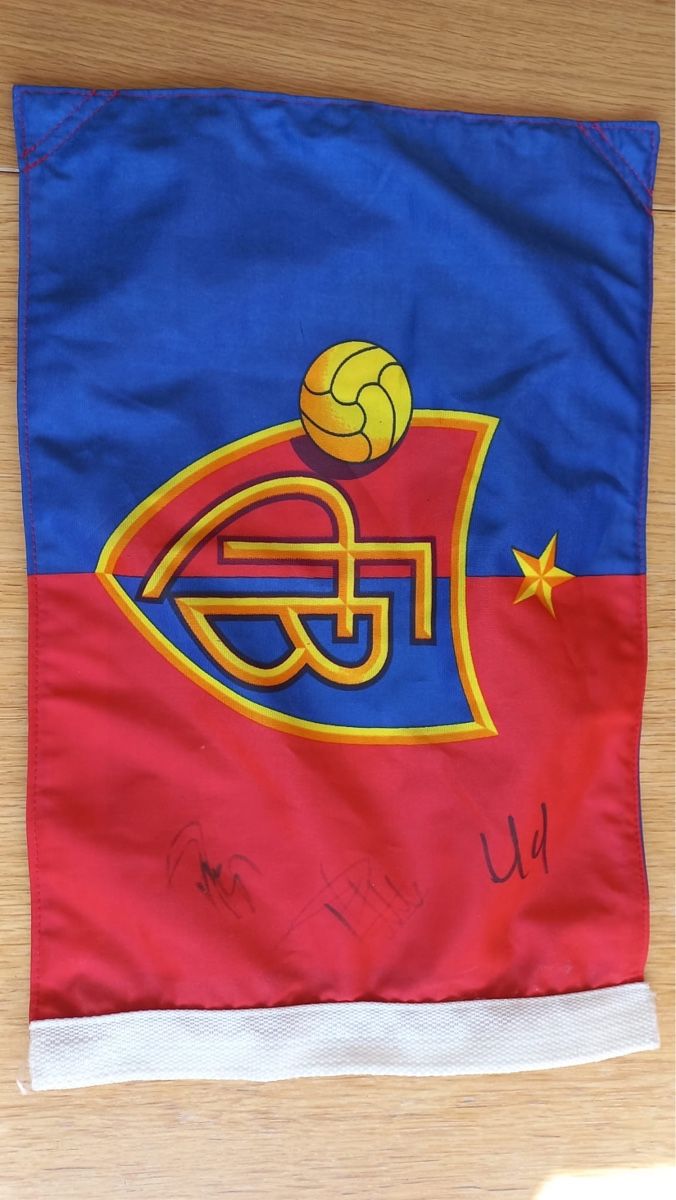FC Basel Bandiere: FC Basel Eckfahne mit Unterschriften – Usato da Kaiseraugst venduto da RJ03 1