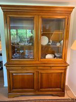Buffet-Vitrine mit Glastüren Schubladen und Törchen