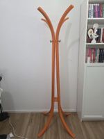 Portemanteau sur pied en bois orange bon état 