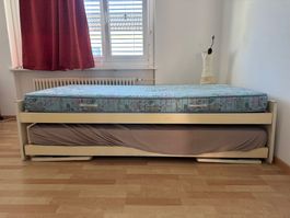 Weises Ausziehbett 2-in-1 mit zwei fast neuwertigen Matratze