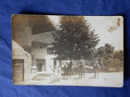 Alte Echtfoto Karte, Reitergruppe vor Bauernhaus, Kinder